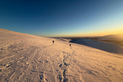 Jan-Tom-Holdsworth-and-Muir-descending-from-Dollywagon-North-Crag-at-sunset-Jan-25.-Photo-Dave-Sykes