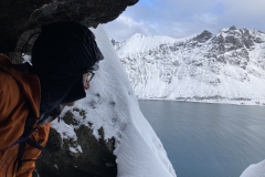 Andy Stewart, cave belay P1m Chockstone-Route, Ersfjord, Norway