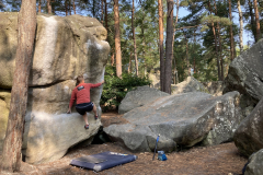 Aug24-Paul-Freeman-on-Le-Porte-aux-Faux-La-Roche-aux-Sabots-Photo-TomFreeman