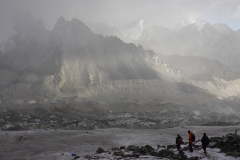 Ama-Dablam-snowstorm-Nov23.-Photo-Andy-Llewellyn